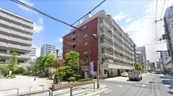 ハイコーポ松が谷外観３｜ハイコーポ松が谷は昭和５３年築、８階建てのマンションです。西側に松が谷梅園公園があります。斜向かいにはスーパーまいばすけっとがあり、合羽橋道具街も近く利便性良好です。浅草、上野が生活圏です。