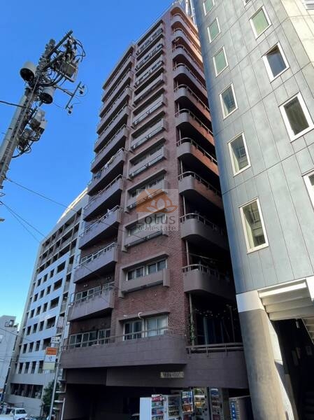 第１８宮庭マンション外観4｜第１８宮庭マンションは昭和４８年築、１２階建てのマンションです。JR渋谷駅からマークシティを抜けて、裏渋谷通りを歩いて１０分程度です。最寄りは神泉駅徒歩３分です。