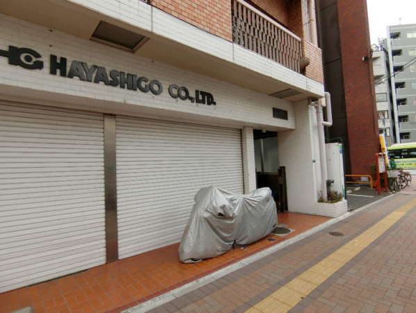 デューク浅草外観・共用部1｜１階部分は婦人靴のメーカーさんの東京ショールームが入居しています。