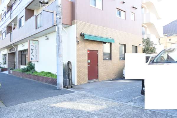 西が丘サニーハイツ外観・共用部5｜共用駐輪場・駐車場を通ってエントランスに向かいます。