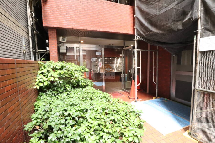 箱崎ダイヤマンションエントランス1｜大規模修繕をしていました。オートロックはエントランスの先にあります。