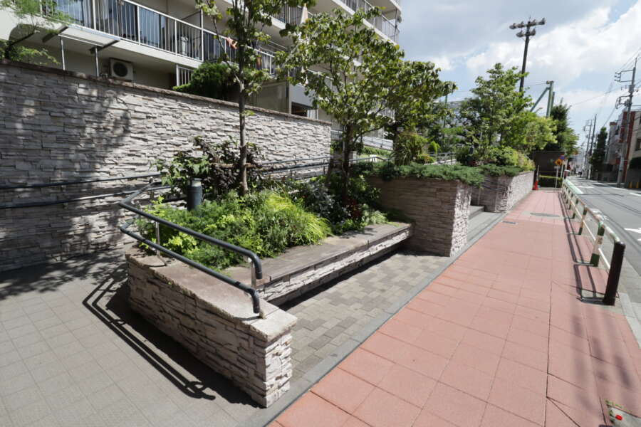 南千住スカイハイツエントランス1｜エントランスは西側道路に面したところにあります。