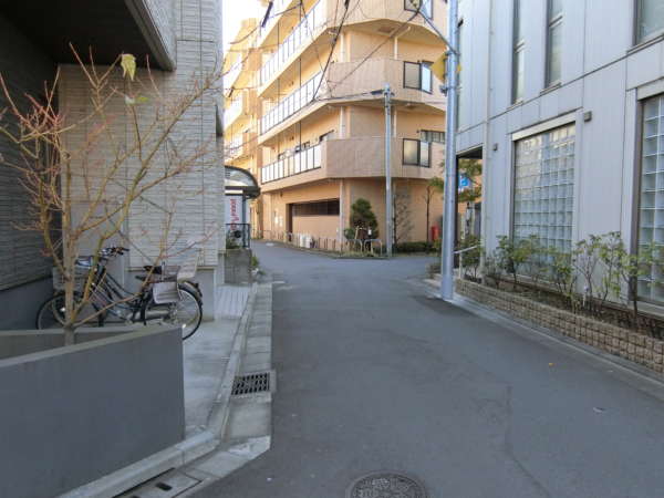 アイル東京向島弐番館アプローチ9｜マンションのところを右に曲がります。