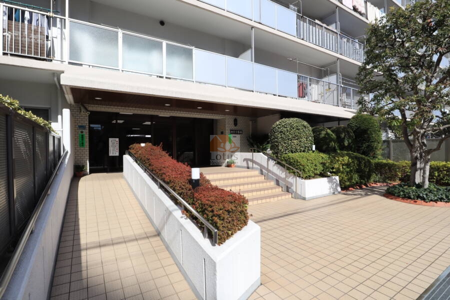 エントランスハイラーク木場1｜エントランスにはスロープがついています。
