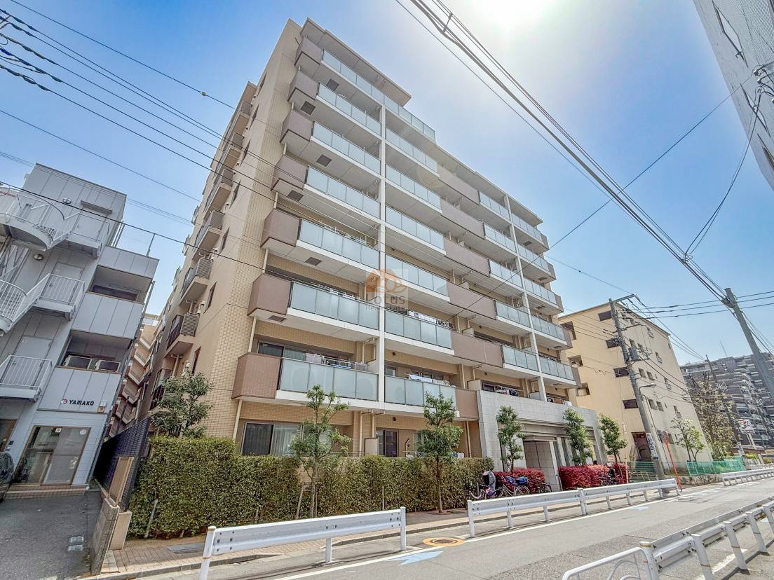 パークフロントテラス亀戸は、平成24年築、8階建てのマンションです。通り沿いの植栽も丁寧に整備されています。陽当たりの良い南向き住戸が多く、明るい住環境が想像できるファサードです。
