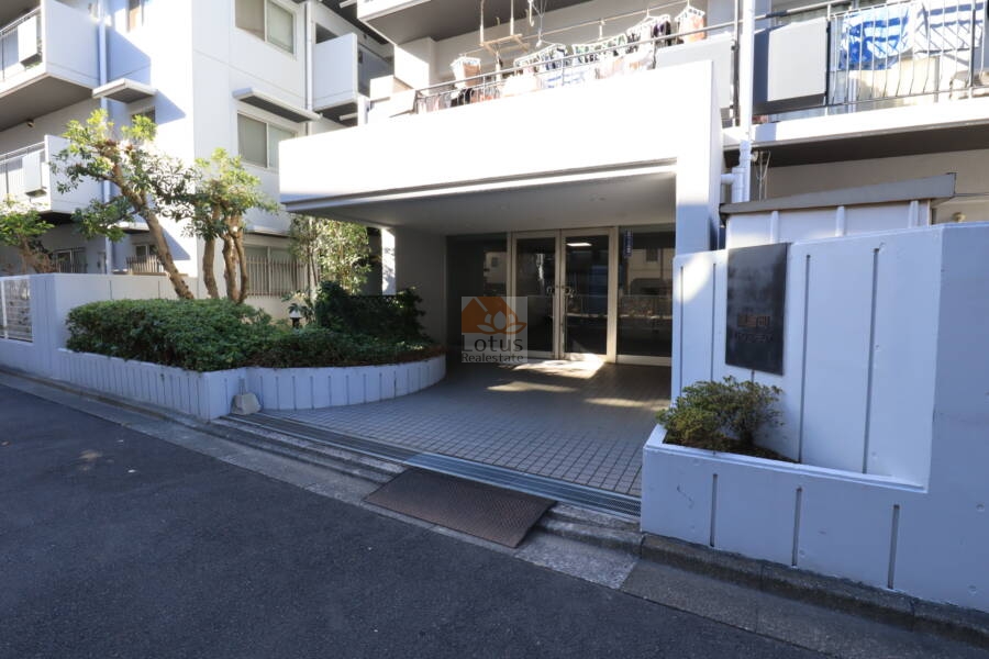 鎌倉町パークファミリアエントランス1｜管理体制良好です。