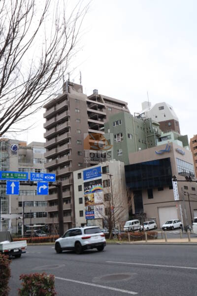 エクセルシオール西新宿外観3｜周辺には商業施設や飲食店、公園なども充実しており、生活環境の利便性も高いです。また、徒歩などでの新宿駅へのアクセスも近く便利です。