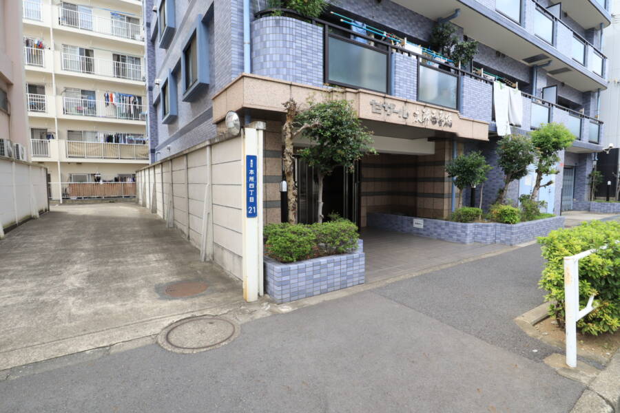 セザール本所吾妻橋エントランス2｜エントランス前です。
