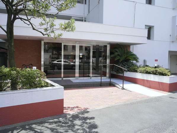 亀戸リリエンハイムエントランス｜エントランスです。蔵前橋通りに面したところにあります。