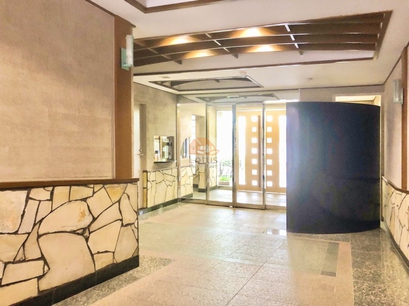 クリオ早稲田壱番館オートロック｜エントランスホールはベージュとホワイトの色調で明るく、柔らかな印象です。