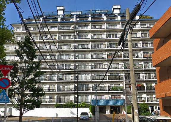 秀和代官山レジデンス外観｜秀和代官山レジデンスは１１階建てのマンションです。青い屋根と白い壁でおなじみの秀和レジデンスシリーズです。「代官山」駅から徒歩５分の閑静な住宅地にあります。