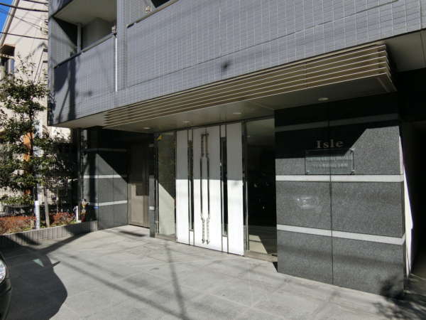 アイル東京向島弐番館外観共用部2｜シックな外壁タイル貼りのマンションです。