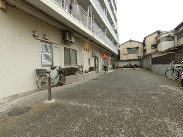 藤和方南町コープ外観・共用部3｜１階部分は店舗になっています。実は、南側の一角には郵便局も出店しています。