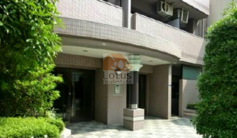 コスモ向島グランコートエントランス２｜大通りから一本入った住宅街にあるため静かな住環境です。