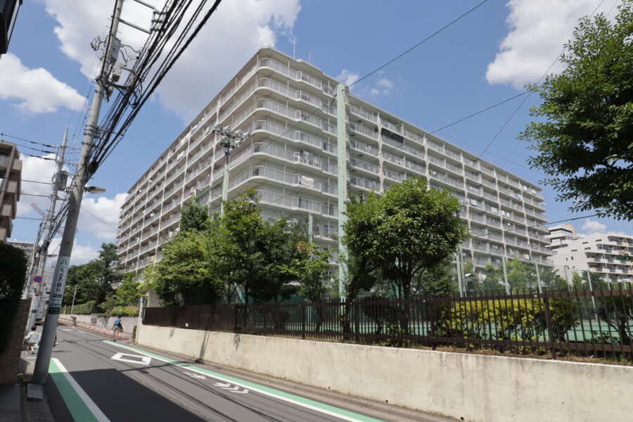 南千住スカイハイツ外観2｜南千住スカイハイツは昭和５３年築の１１階建てのマンションです。南側には区立南千住第二中学校のグランドがあり、日当たり良好です。