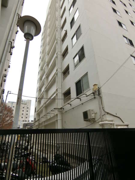 藤和方南町コープ外観・共用部2｜北側の壁面の様子です。耐震補強工事の実施の跡がうかがえます。