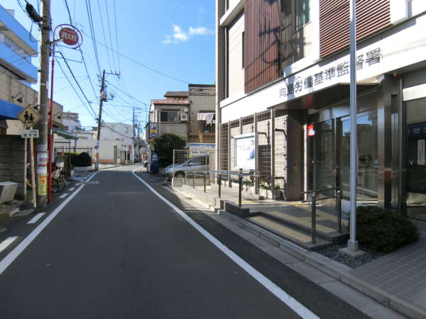 アイル東京向島弐番館アプローチ4｜労基署があります。