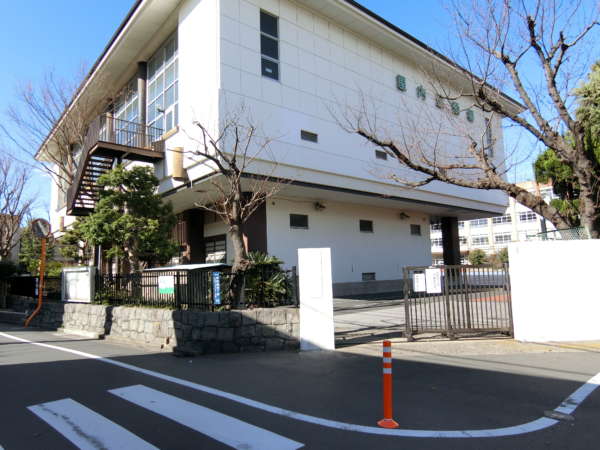 アイル東京向島弐番館アプローチ7｜区立向島中学校まで来ると半分くらいです。