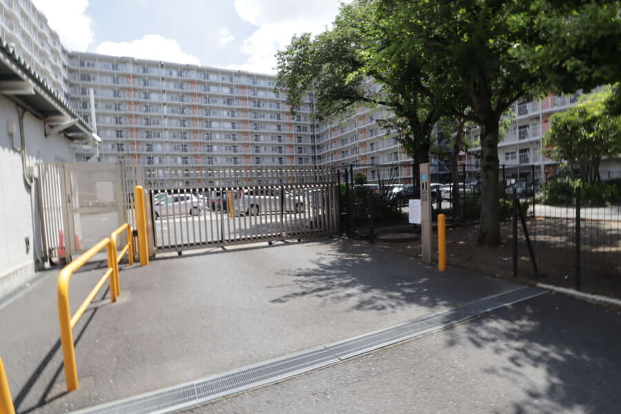 南千住スカイハイツ共用部2｜駐車場の入り口です。管理室とも交信ができます。