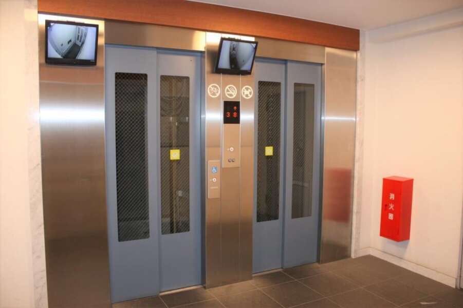 南千住スカイハイツ共用部1｜エレベーターは２基あります。