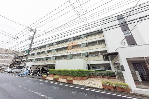 ライオンズマンション豊島園は、昭和55年築、白系の外壁に整列したバルコニーが並ぶ、地上4階建の低層マンション。前面道路との間に植栽とレンガ縁の植え込みがあり、柔らかい街並みに調和しています。