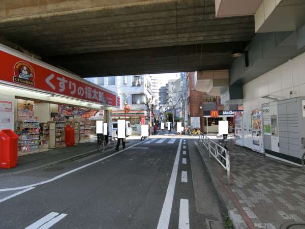 アイル東京向島弐番館アプローチ2｜駅前は下町らしい商店がひろがっています。駅前はくすりの福太郎さんです。