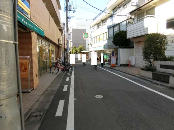 アイル東京向島弐番館アプローチ3｜駅を出て左、すなわち西の方向に進みます。ローソン１００を通り過ぎます。