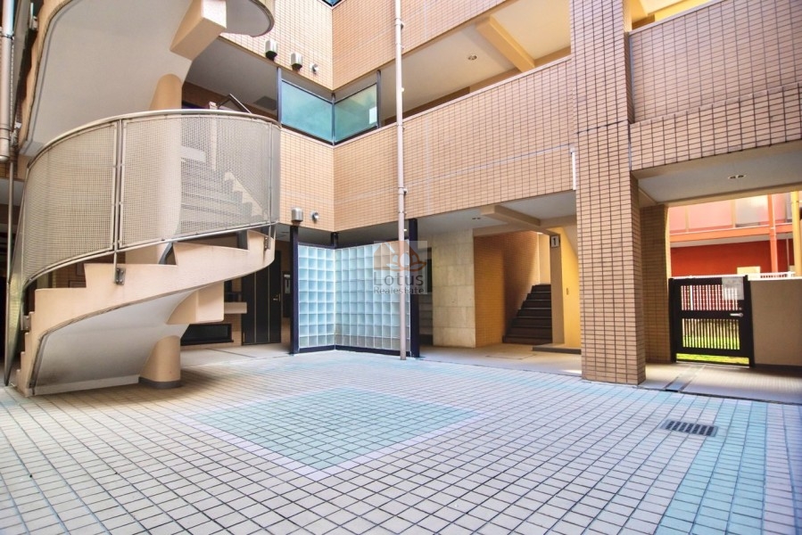 クリオ早稲田壱番館パティオ１｜共用部には吹き抜けのパティオがあり空間を演出しています。