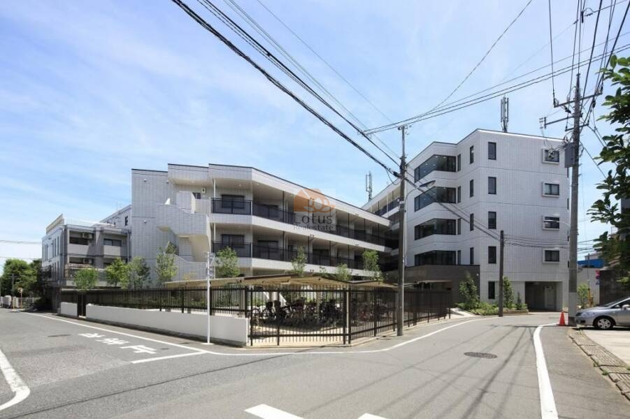 ステラレジデンス氷川台は平成５年築の５階建てのマンションです。
「氷川台」駅から徒歩１０分です。
