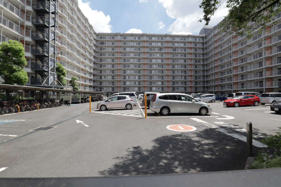 南千住スカイハイツ共用部3｜敷地の余裕を生かした広々とした駐車場です。