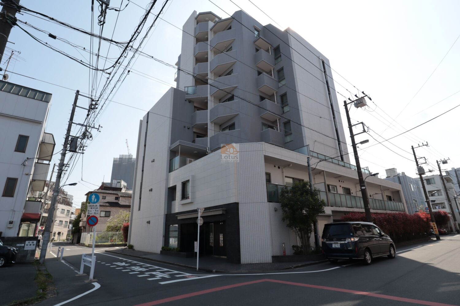 プレジール尾久の外観を北東角から見ています。グレーとホワイトのタイルが織りなす落ち着いたファサードで、街並みにやさしく溶け込んでいます。角地に立つため陽あたりと風通しがよく、静かな住宅地の中で穏やかな時間が流れています。