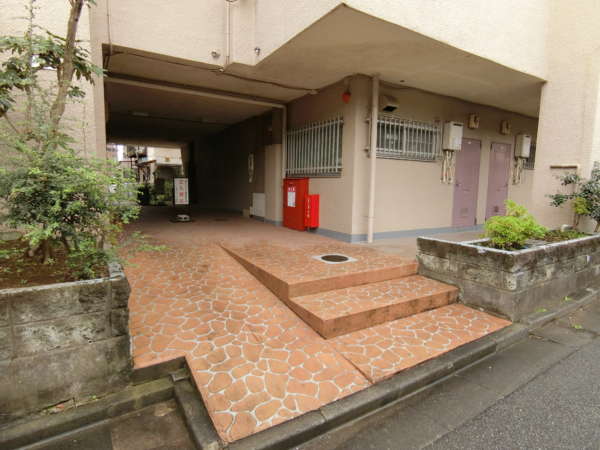 小倉第６マンション外観共用部10｜エントランス周りの様子。