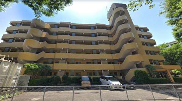 エクセル北赤羽外観｜エクセル北赤羽は６階建ての中規模マンションです。周辺や公園や緑道の緑が多くて静かな住環境です。