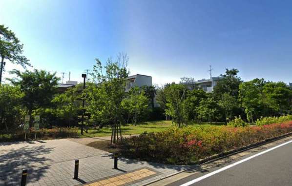 荻窪リッツハウス外観２｜敷地内は緑が多く、近隣にも公園が多数ある落ち着いた住環境です。