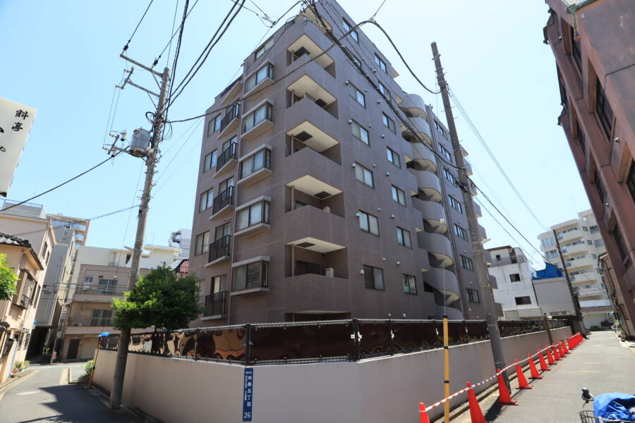 コスモ向島外観3｜外壁は淡い色合いのタイルで覆われており、落ち着いた雰囲気です。