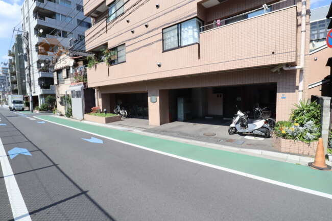 クレアメゾン天神橋エントランス1｜押上方面と錦糸町・亀戸方面を結ぶ抜け道のようですね。思いのほか交通量は多いようでした。