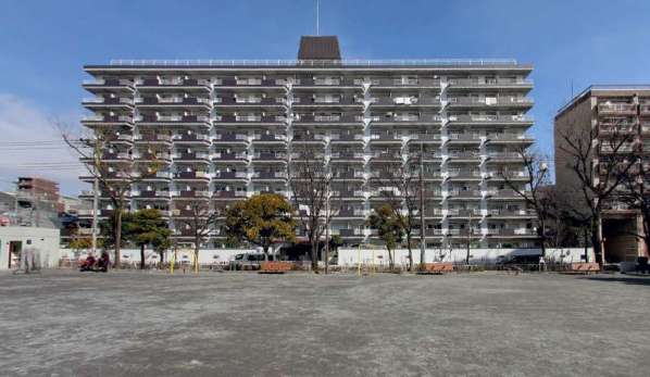 門前仲町東豊エステート外観｜門前仲町東豊エステートは１０階建てのマンションで、牡丹町公園前に立地します。「門前仲町」駅から徒歩３分とアクセスも良好です。マンションの裏手にはスーパー「オオゼキ」もあり便利です。