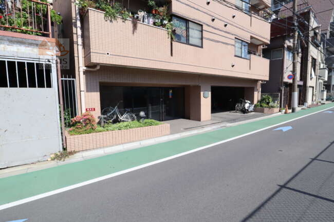 クレアメゾン天神橋エントランス2｜周辺はマンションのほか戸建てもあり、作業所なども混在する住宅地です。