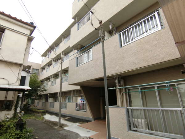小倉第６マンション外観共用部13｜南側は近隣の住宅地と近接しています。