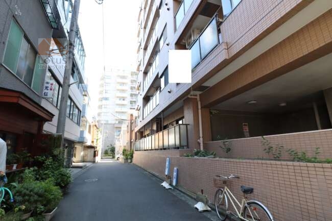 クレアメゾン天神橋外観3｜路地側の様子です。こちらは静けさが漂います。