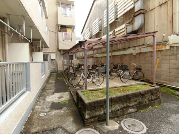 小倉第６マンション外観共用部3｜路地の先にもエントランスと駐輪場があります。