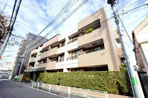 ディアナコート松濤外観｜ディアナコート松濤は平成９年築の４階建てのマンションです。山手通りから一歩入った住宅街に位置します。