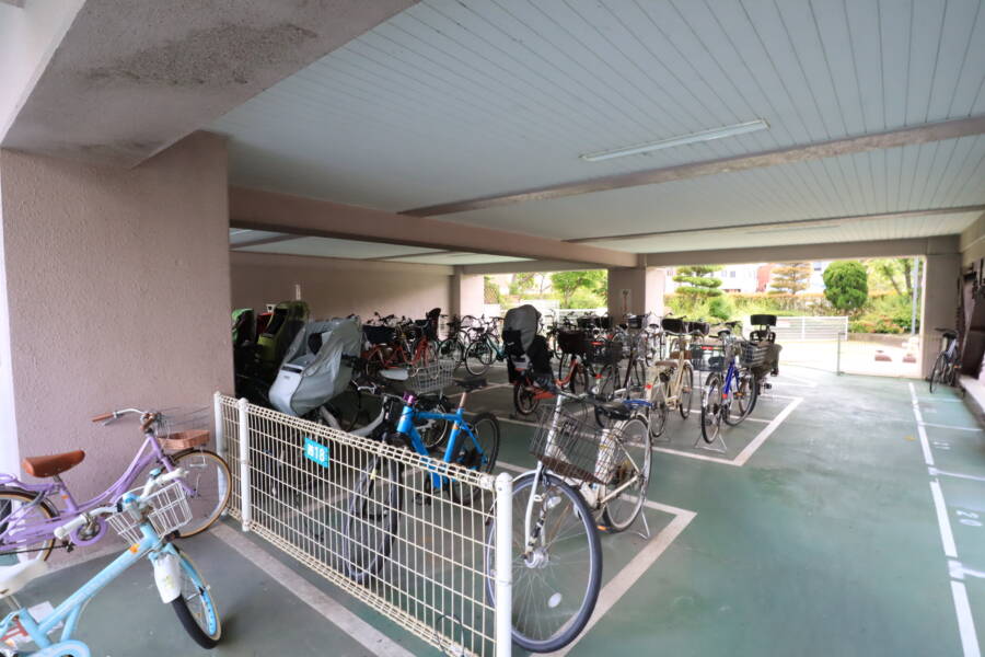ダイアパレス立石共用部8｜駐輪場もあります。