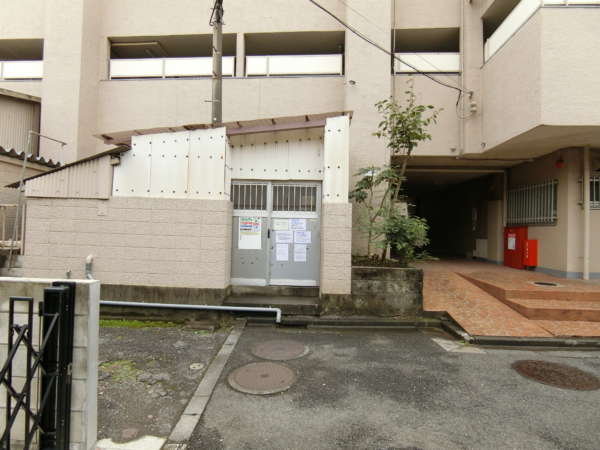 小倉第６マンション外観共用部5｜道路に面したところにごみステーションが設置されています