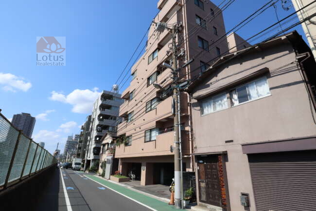 クレアメゾン天神橋外観1｜クレアメゾン天神橋は１９９０年築、７階建てのマンションです。現地は横十軒川に面したロケーションです。
