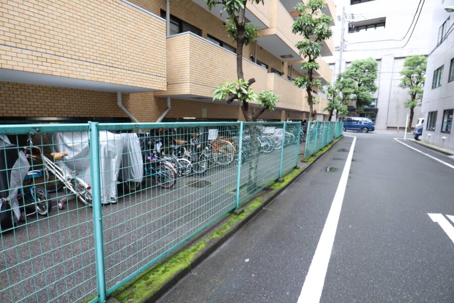 ライオンズマンション箱崎町共用部2｜半地下部分に駐輪場がありあるわけですが、1階部分は半層上の位置取りになっていました。少々の冠水ならば何とかなりそうですね。