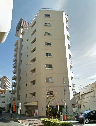 朝日西巣鴨マンションは、昭和55年築、明治通り沿いにそびえる11階建の縦長フォルムが印象的です。建物足元には店舗も入居しており、日常利便に優れた環境です。