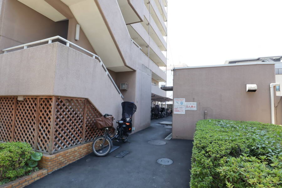 パークハイツ錦糸町第２共用部3｜北側。駐輪場などもこちらにあります。