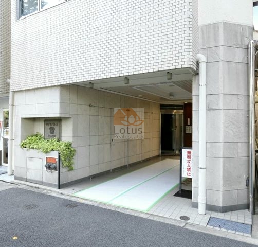 ダイアパレス白山第２エントランス１｜白山通り沿いの立地です。