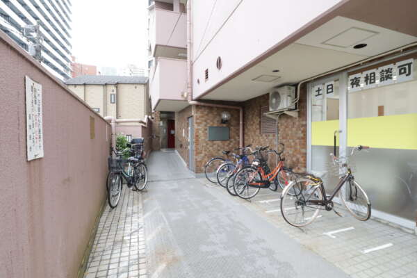 ライオンズマンション三河島エントランス1｜１階部分は塾が入居しています。空間を活用して自転車置き場を設定しているようです。